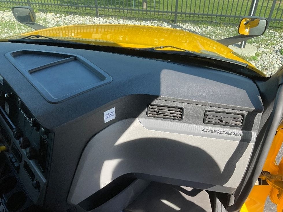 Sleeper Tractor-Heavy Duty Tractors-Freightliner-2022-T12664ST-Stoney Creek-ON-464,630\n\t\tkm-$ 110,750 - Image 14