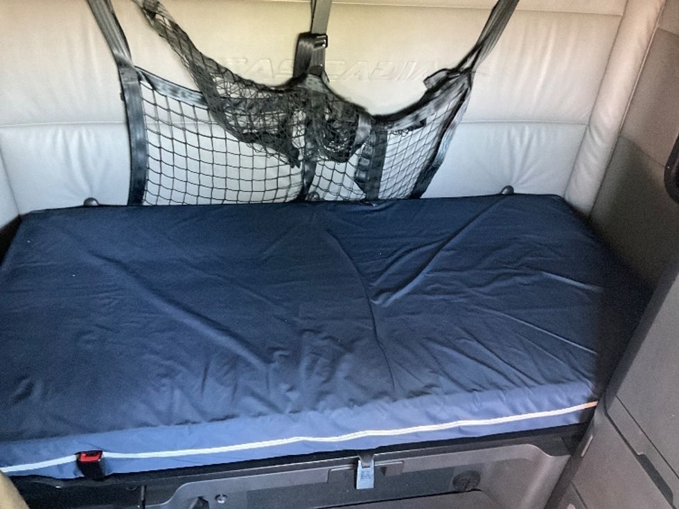 Sleeper Tractor-Heavy Duty Tractors-Freightliner-2022-T12664ST-Stoney Creek-ON-464,630\n\t\tkm-$ 110,750 - Image 17