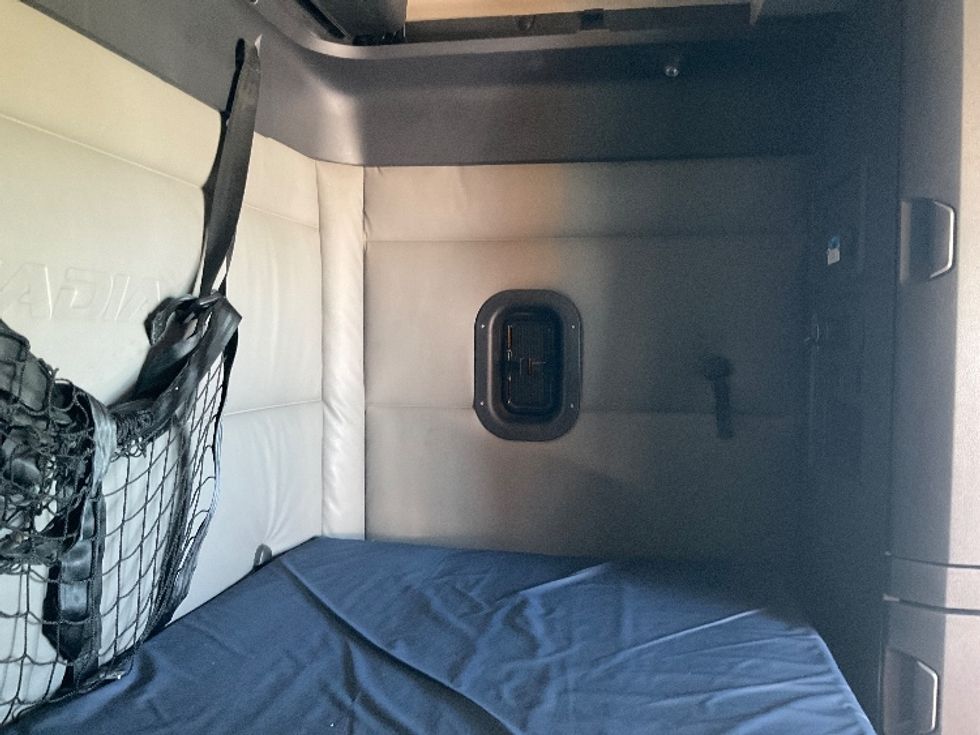 Sleeper Tractor-Heavy Duty Tractors-Freightliner-2022-T12664ST-Stoney Creek-ON-464,630\n\t\tkm-$ 110,750 - Image 18