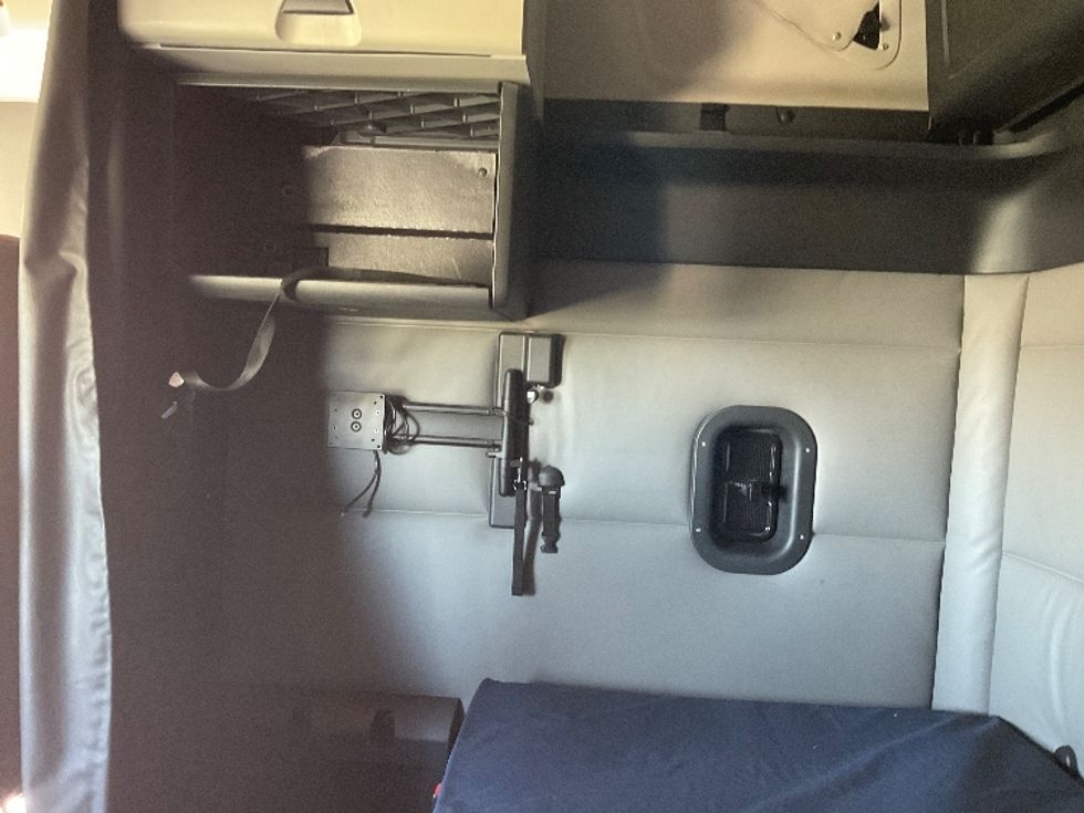 Sleeper Tractor-Heavy Duty Tractors-Freightliner-2022-T12664ST-Stoney Creek-ON-464,630\n\t\tkm-$ 110,750 - Image 19