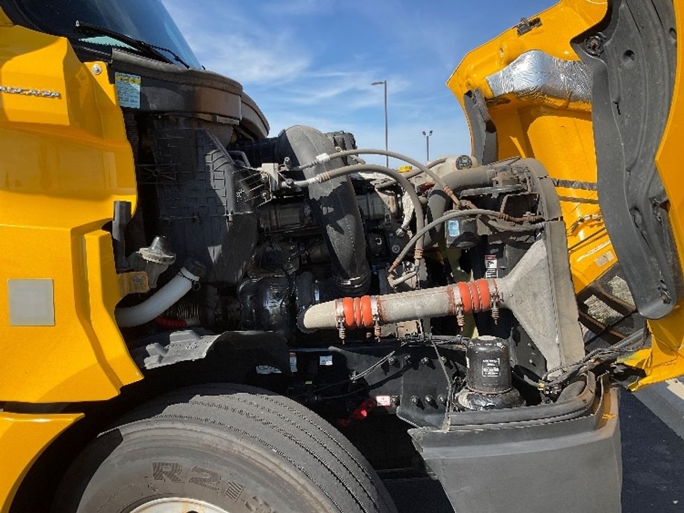 Sleeper Tractor-Heavy Duty Tractors-Freightliner-2022-T12664ST-Stoney Creek-ON-464,630\n\t\tkm-$ 110,750 - Image 20
