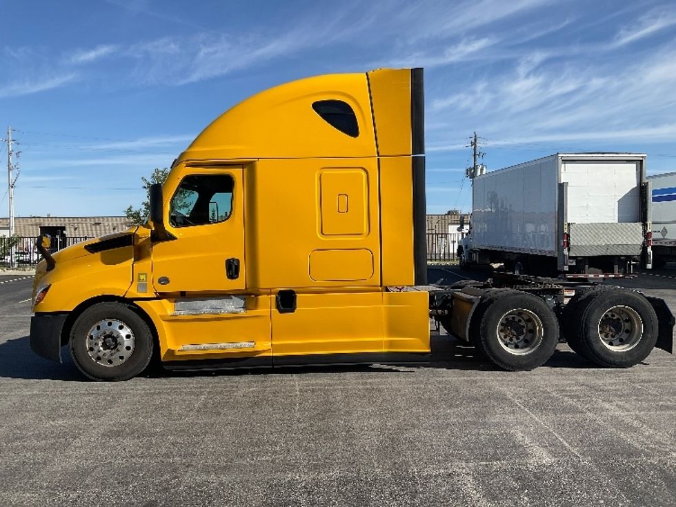 Sleeper Tractor-Heavy Duty Tractors-Freightliner-2022-T12664ST-Stoney Creek-ON-464,630\n\t\tkm-$ 110,750 - Image 4