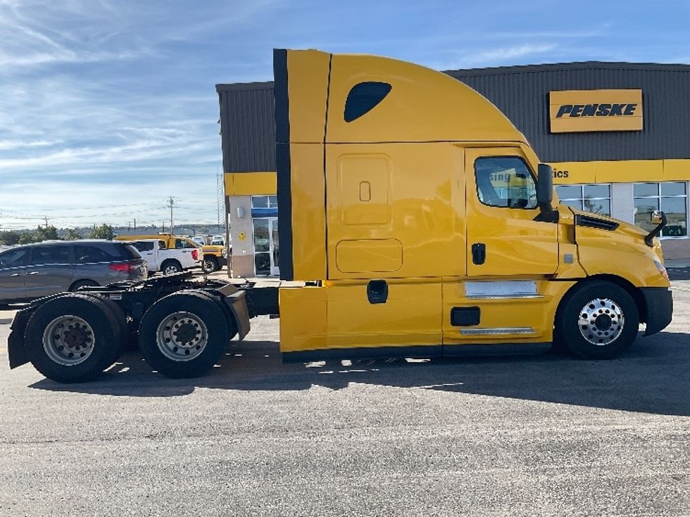 Sleeper Tractor-Heavy Duty Tractors-Freightliner-2022-T12664ST-Stoney Creek-ON-464,630\n\t\tkm-$ 110,750 - Image 8