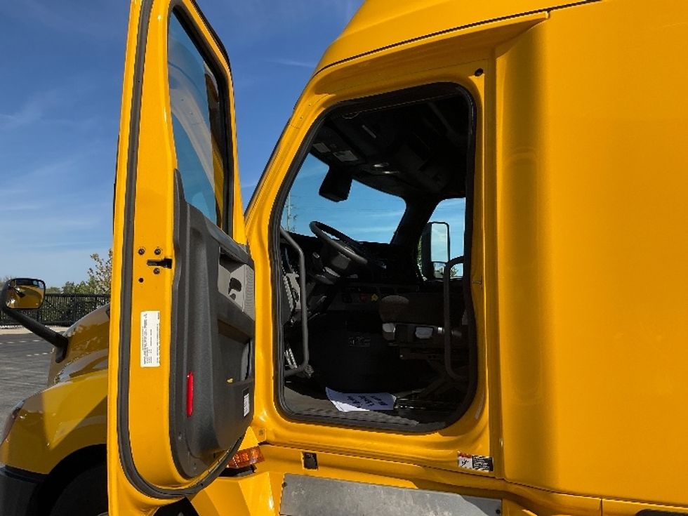 Sleeper Tractor-Heavy Duty Tractors-Freightliner-2022-T12664ST-Stoney Creek-ON-464,630\n\t\tkm-$ 110,750 - Image 9