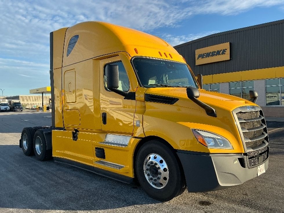Sleeper Tractor-Heavy Duty Tractors-Freightliner-2022-T12664ST-Stoney Creek-ON-518,472\n\t\tkm-$ 107,750 - Image 1