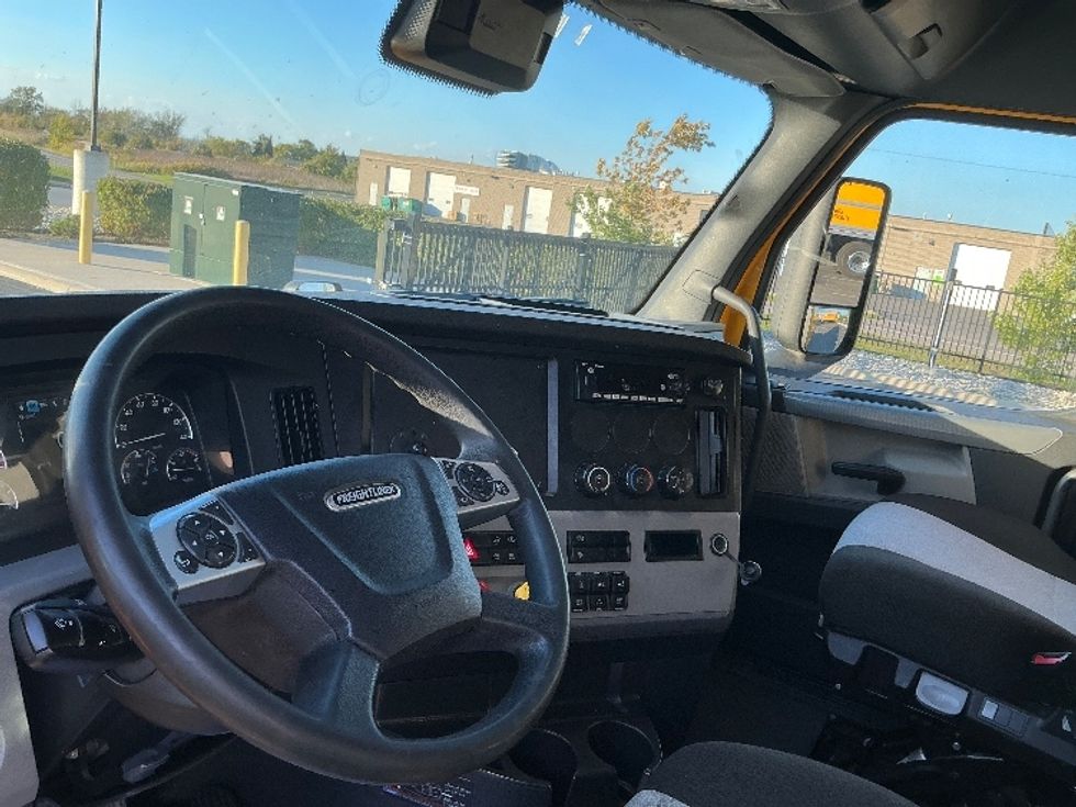 Sleeper Tractor-Heavy Duty Tractors-Freightliner-2022-T12664ST-Stoney Creek-ON-518,472\n\t\tkm-$ 107,750 - Image 10