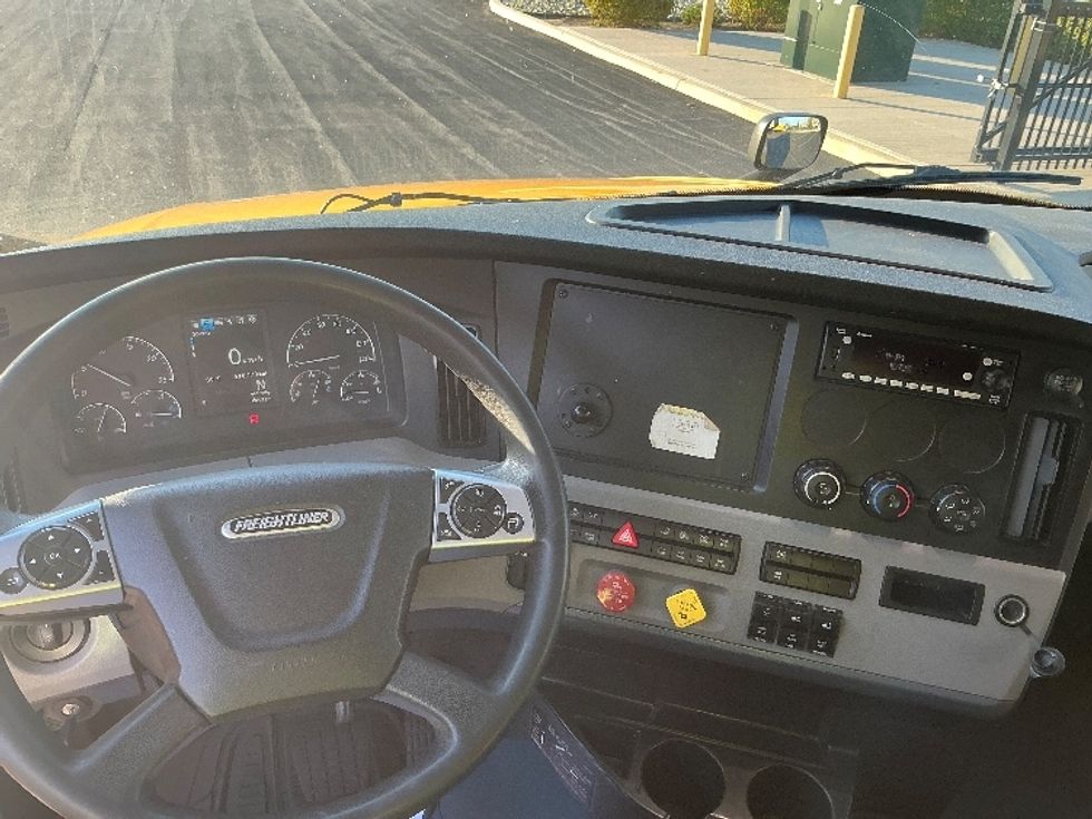 Sleeper Tractor-Heavy Duty Tractors-Freightliner-2022-T12664ST-Stoney Creek-ON-518,472\n\t\tkm-$ 107,750 - Image 11