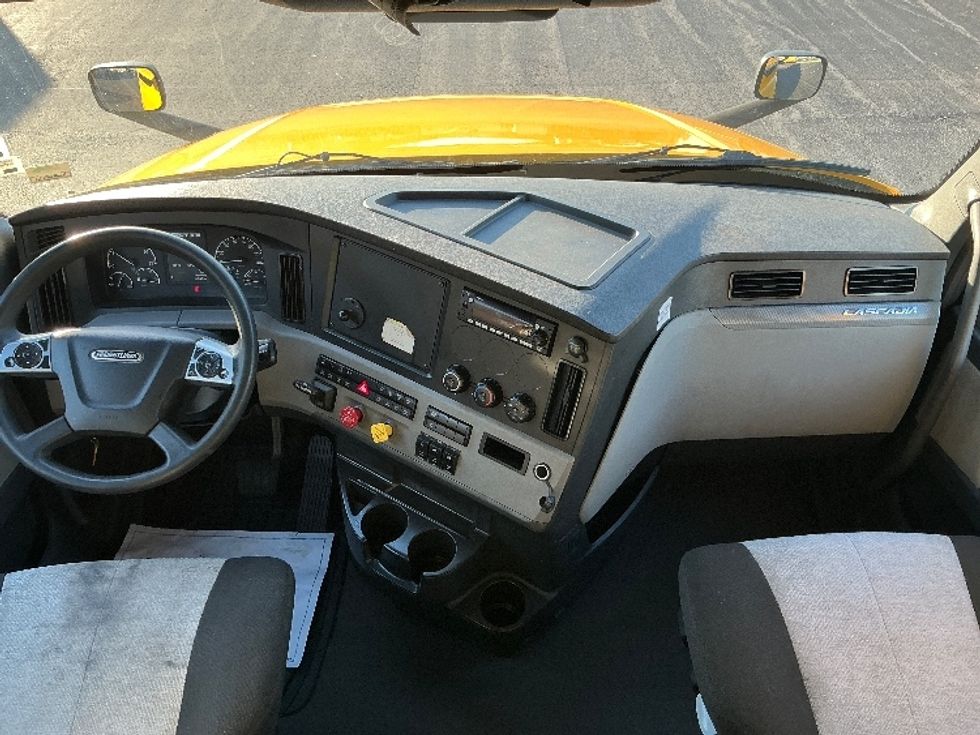 Sleeper Tractor-Heavy Duty Tractors-Freightliner-2022-T12664ST-Stoney Creek-ON-518,472\n\t\tkm-$ 107,750 - Image 12