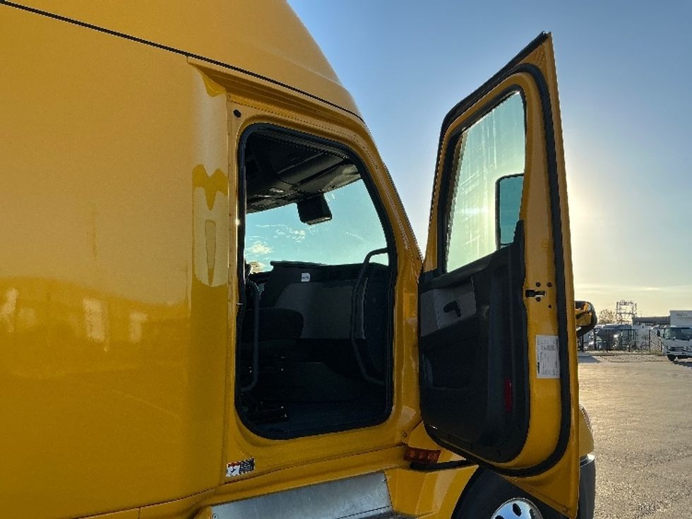 Sleeper Tractor-Heavy Duty Tractors-Freightliner-2022-T12664ST-Stoney Creek-ON-518,472\n\t\tkm-$ 107,750 - Image 13