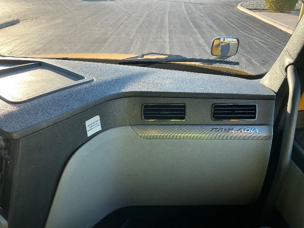 Sleeper Tractor-Heavy Duty Tractors-Freightliner-2022-T12664ST-Stoney Creek-ON-518,472\n\t\tkm-$ 107,750 - Image 14