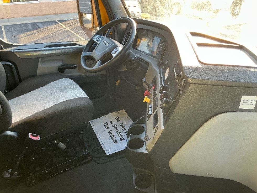 Sleeper Tractor-Heavy Duty Tractors-Freightliner-2022-T12664ST-Stoney Creek-ON-518,472\n\t\tkm-$ 107,750 - Image 15