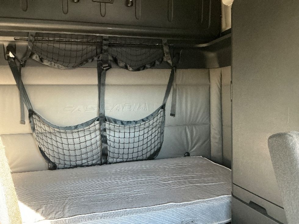 Sleeper Tractor-Heavy Duty Tractors-Freightliner-2022-T12664ST-Stoney Creek-ON-518,472\n\t\tkm-$ 107,750 - Image 16