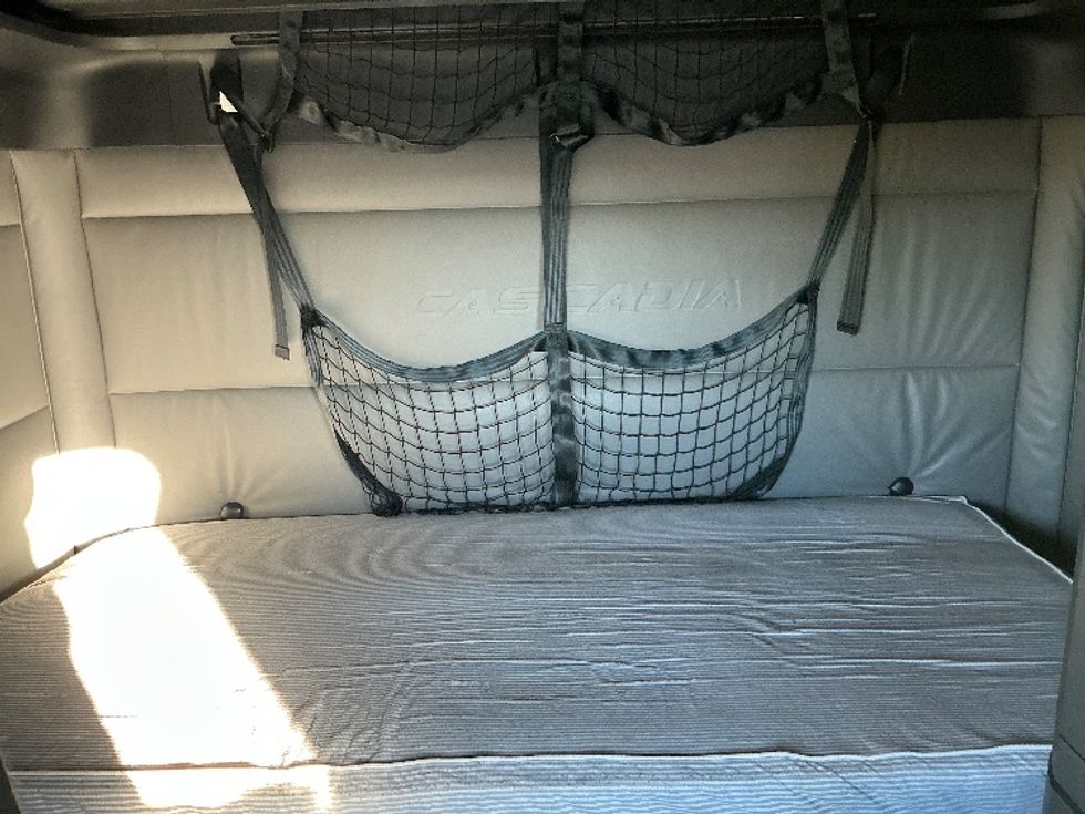 Sleeper Tractor-Heavy Duty Tractors-Freightliner-2022-T12664ST-Stoney Creek-ON-518,472\n\t\tkm-$ 107,750 - Image 17