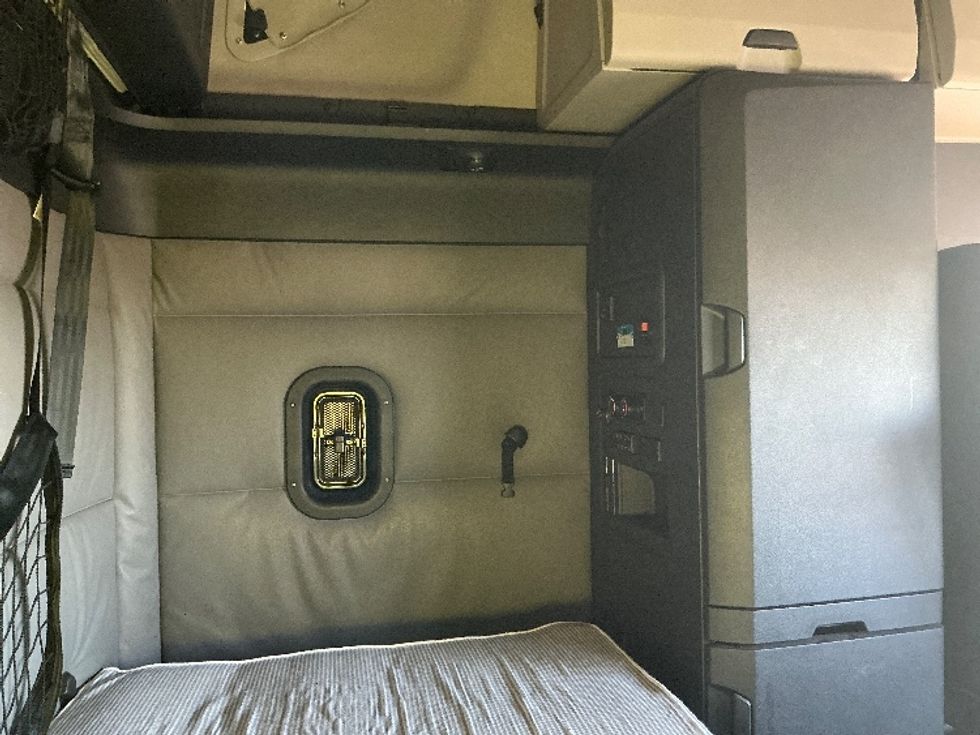 Sleeper Tractor-Heavy Duty Tractors-Freightliner-2022-T12664ST-Stoney Creek-ON-518,472\n\t\tkm-$ 107,750 - Image 18