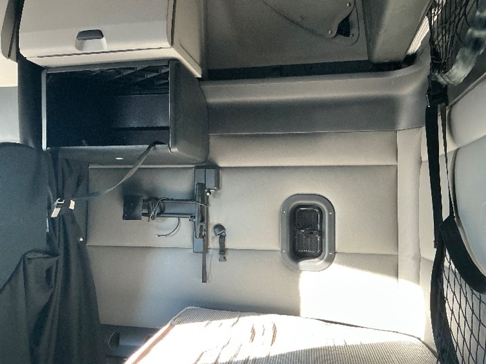 Sleeper Tractor-Heavy Duty Tractors-Freightliner-2022-T12664ST-Stoney Creek-ON-518,472\n\t\tkm-$ 107,750 - Image 19