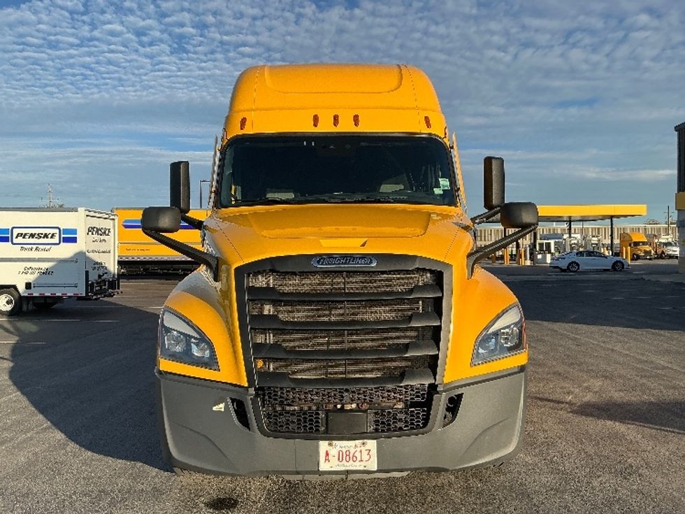 Sleeper Tractor-Heavy Duty Tractors-Freightliner-2022-T12664ST-Stoney Creek-ON-518,472\n\t\tkm-$ 107,750 - Image 2