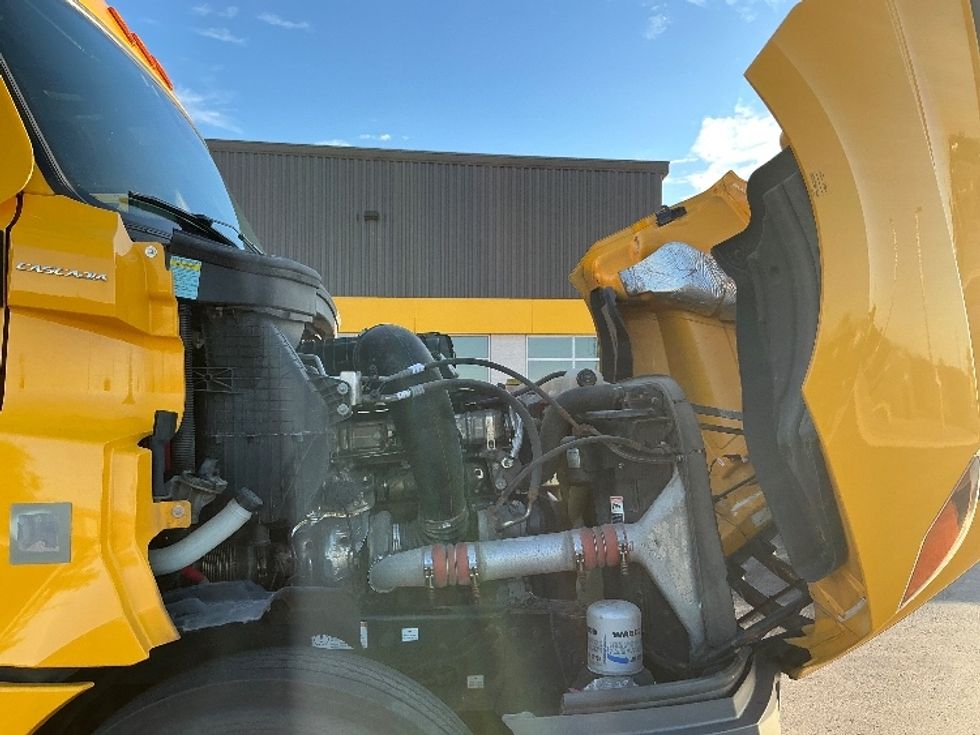 Sleeper Tractor-Heavy Duty Tractors-Freightliner-2022-T12664ST-Stoney Creek-ON-518,472\n\t\tkm-$ 107,750 - Image 20