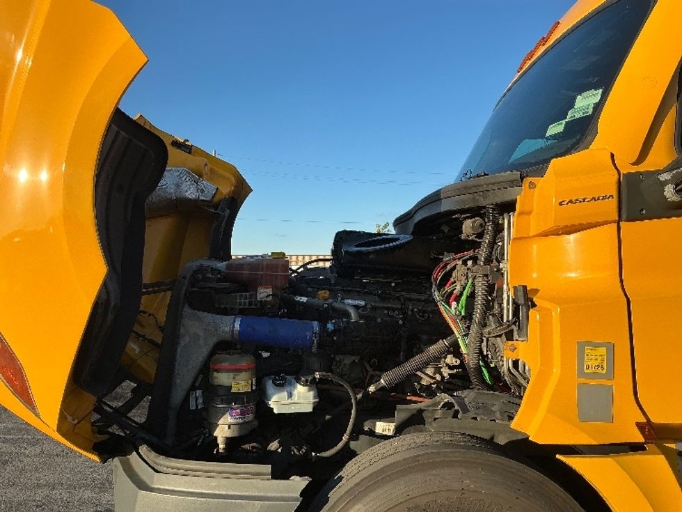 Sleeper Tractor-Heavy Duty Tractors-Freightliner-2022-T12664ST-Stoney Creek-ON-518,472\n\t\tkm-$ 107,750 - Image 21