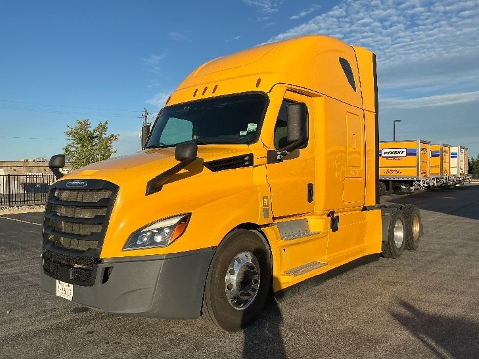Sleeper Tractor-Heavy Duty Tractors-Freightliner-2022-T12664ST-Stoney Creek-ON-518,472\n\t\tkm-$ 107,750 - Image 3
