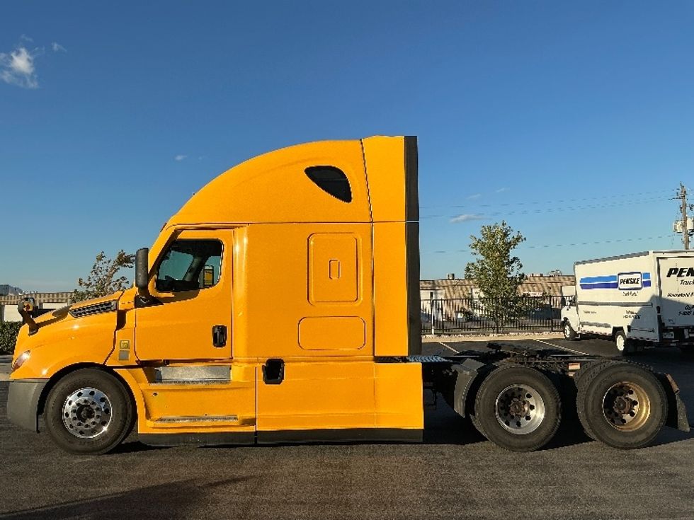 Sleeper Tractor-Heavy Duty Tractors-Freightliner-2022-T12664ST-Stoney Creek-ON-518,472\n\t\tkm-$ 107,750 - Image 4