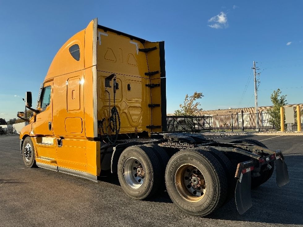 Sleeper Tractor-Heavy Duty Tractors-Freightliner-2022-T12664ST-Stoney Creek-ON-518,472\n\t\tkm-$ 107,750 - Image 5