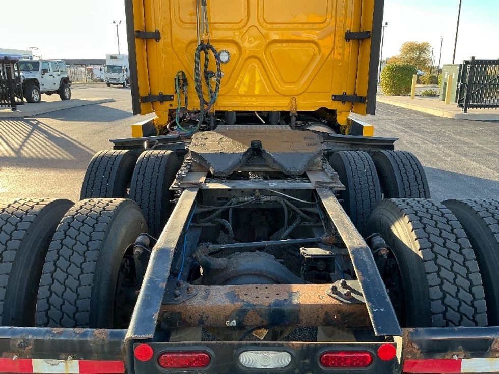 Sleeper Tractor-Heavy Duty Tractors-Freightliner-2022-T12664ST-Stoney Creek-ON-518,472\n\t\tkm-$ 107,750 - Image 6