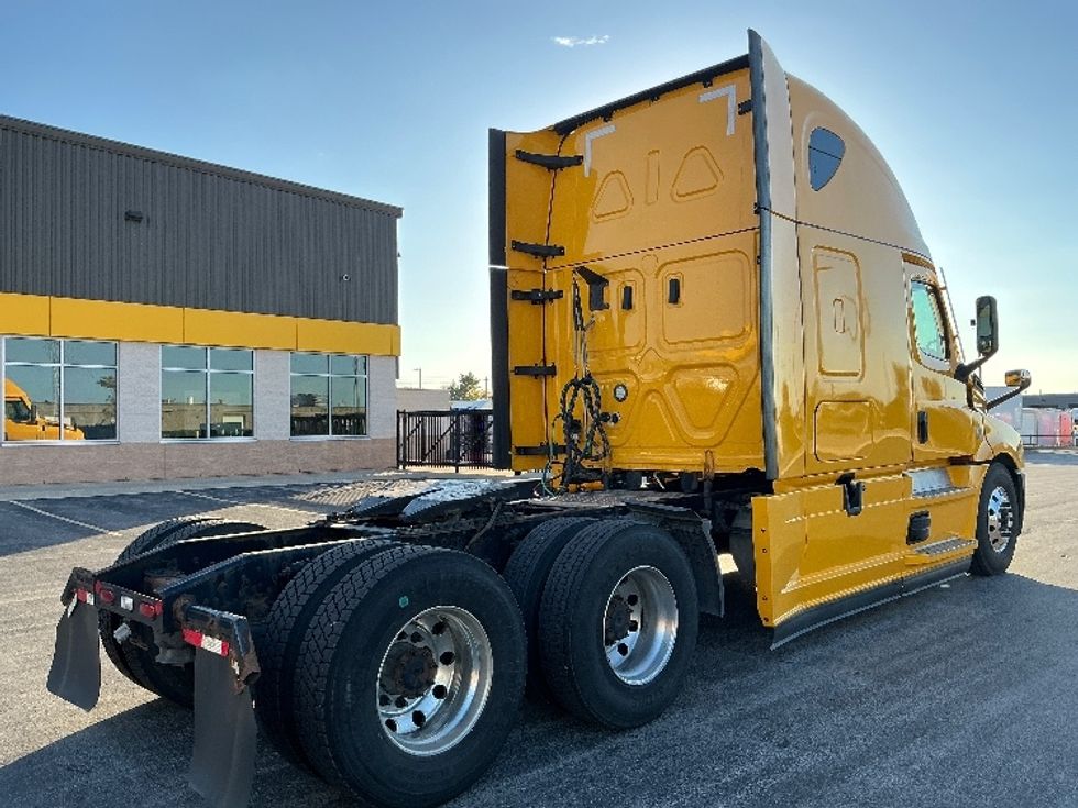 Sleeper Tractor-Heavy Duty Tractors-Freightliner-2022-T12664ST-Stoney Creek-ON-518,472\n\t\tkm-$ 107,750 - Image 7
