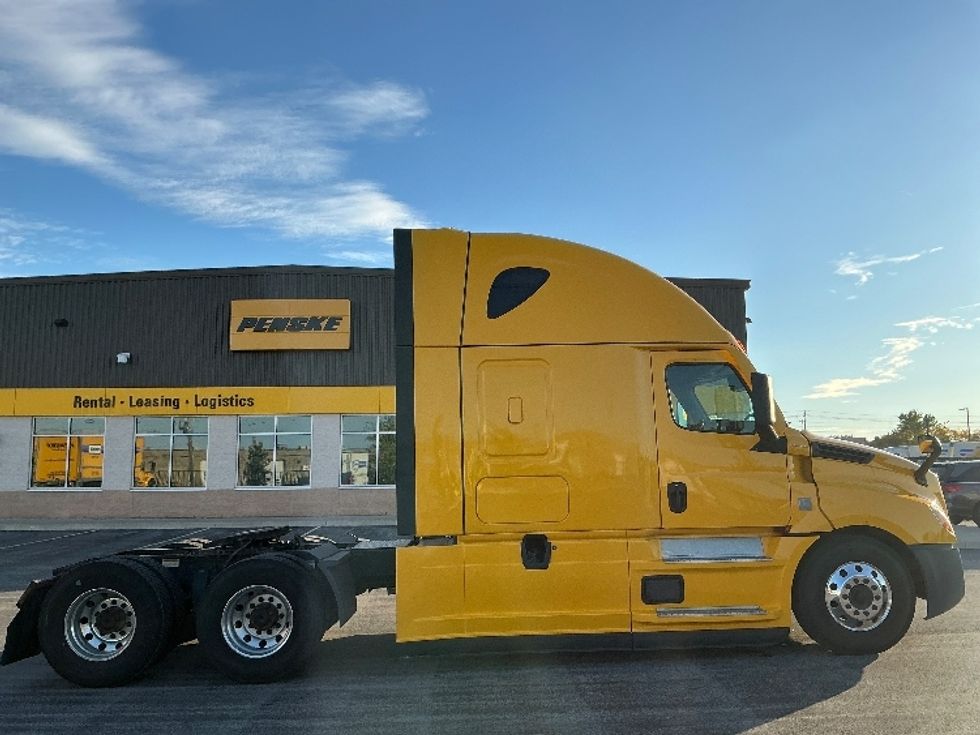 Sleeper Tractor-Heavy Duty Tractors-Freightliner-2022-T12664ST-Stoney Creek-ON-518,472\n\t\tkm-$ 107,750 - Image 8