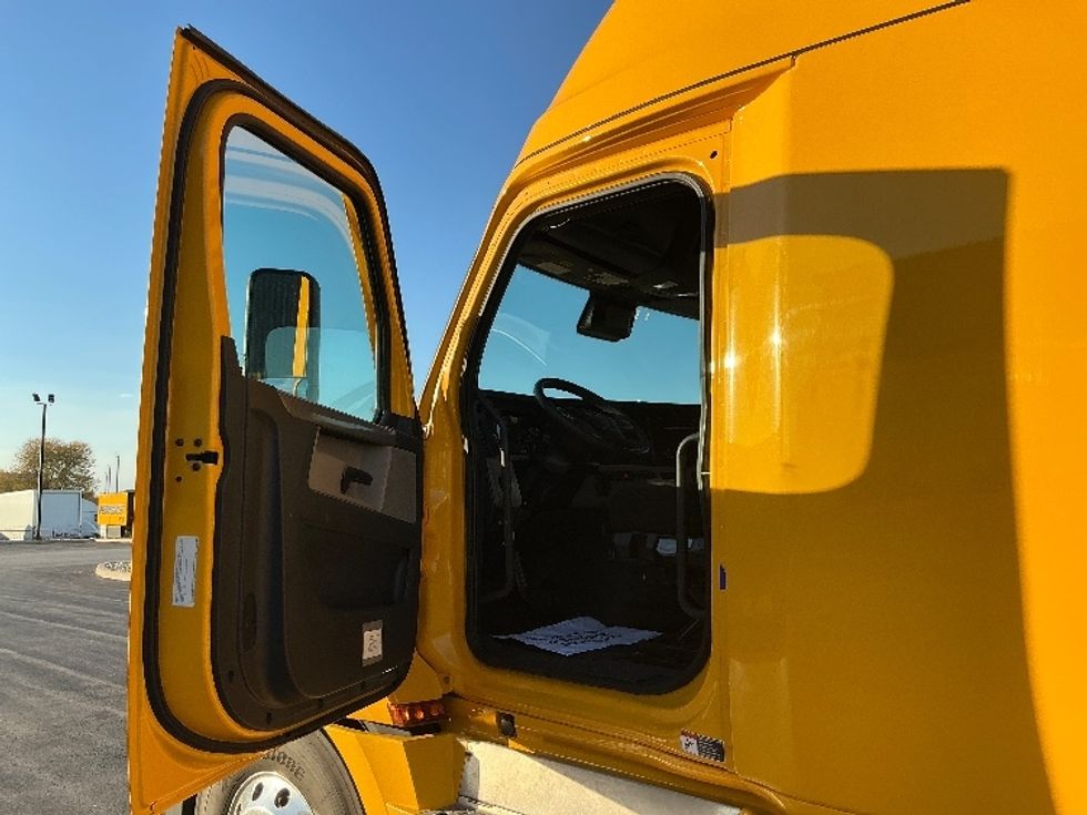 Sleeper Tractor-Heavy Duty Tractors-Freightliner-2022-T12664ST-Stoney Creek-ON-518,472\n\t\tkm-$ 107,750 - Image 9