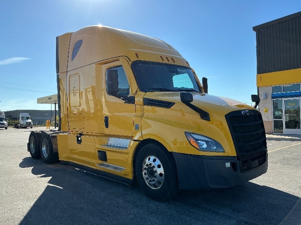 Sleeper Tractor-Heavy Duty Tractors-Freightliner-2022-T12664ST-Stoney Creek-ON-525,763\n\t\tkm-$ 107,250 - Image 1