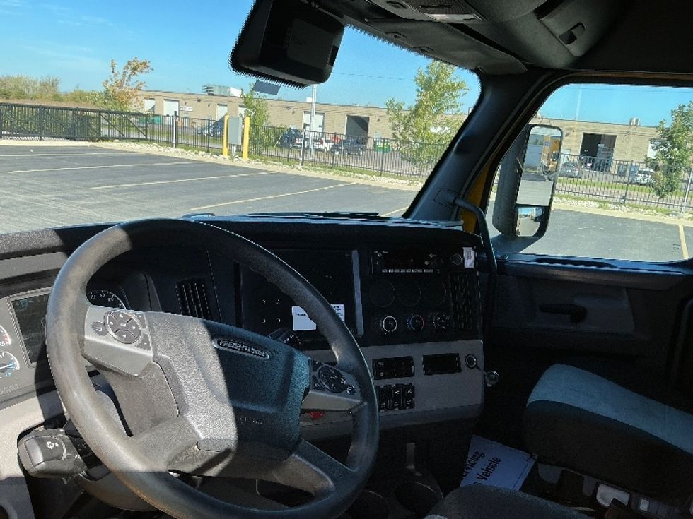 Sleeper Tractor-Heavy Duty Tractors-Freightliner-2022-T12664ST-Stoney Creek-ON-525,763\n\t\tkm-$ 107,250 - Image 10