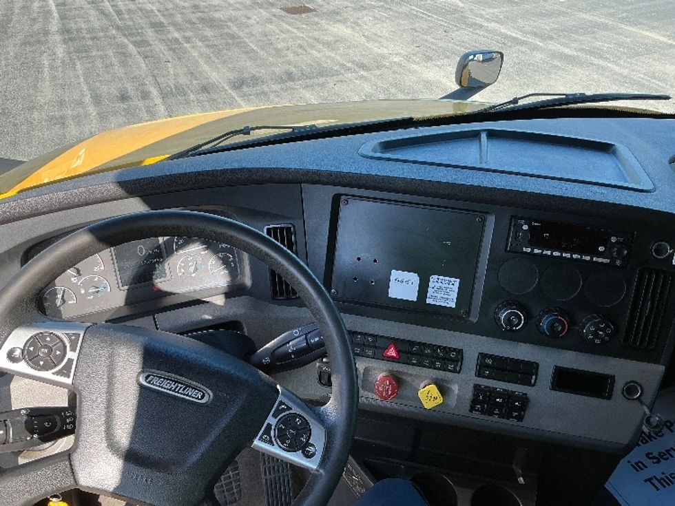 Sleeper Tractor-Heavy Duty Tractors-Freightliner-2022-T12664ST-Stoney Creek-ON-525,763\n\t\tkm-$ 107,250 - Image 11
