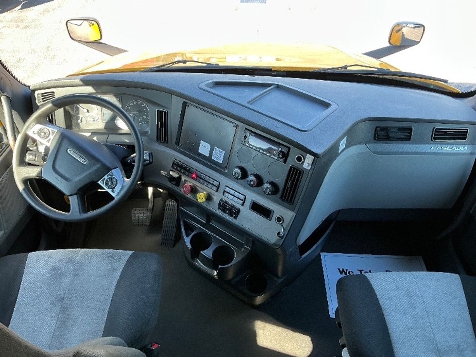 Sleeper Tractor-Heavy Duty Tractors-Freightliner-2022-T12664ST-Stoney Creek-ON-525,763\n\t\tkm-$ 107,250 - Image 12