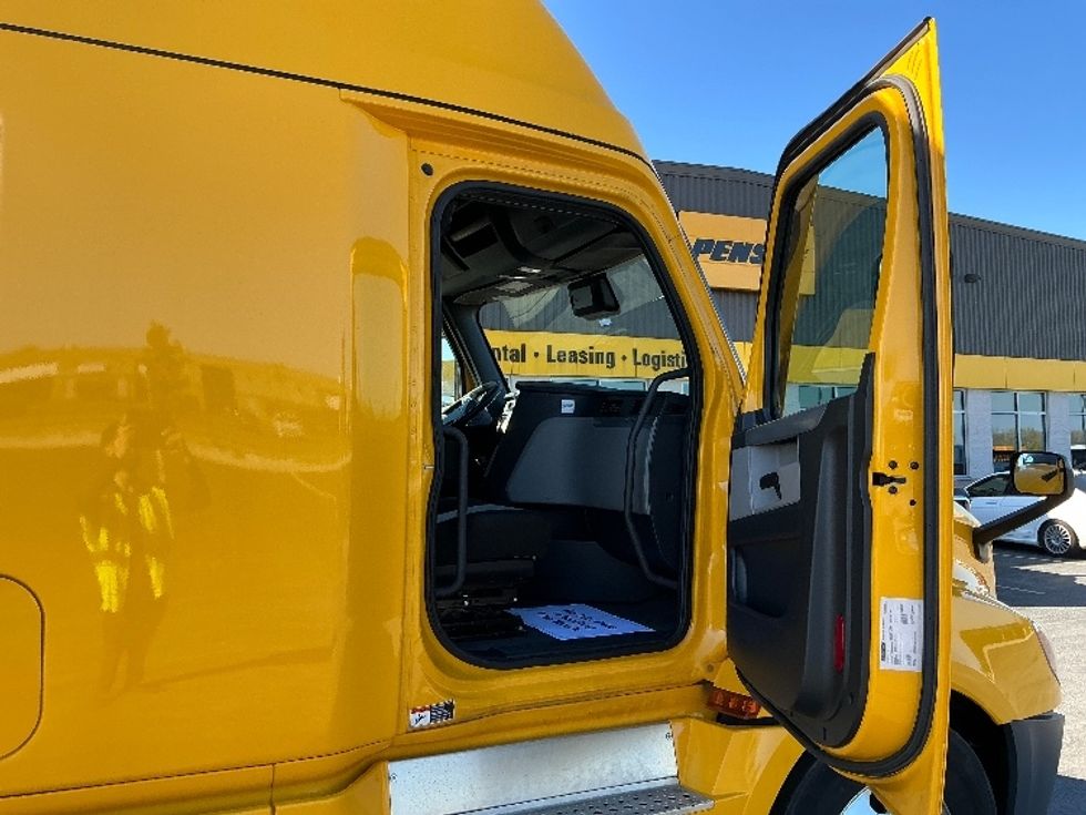 Sleeper Tractor-Heavy Duty Tractors-Freightliner-2022-T12664ST-Stoney Creek-ON-525,763\n\t\tkm-$ 107,250 - Image 13