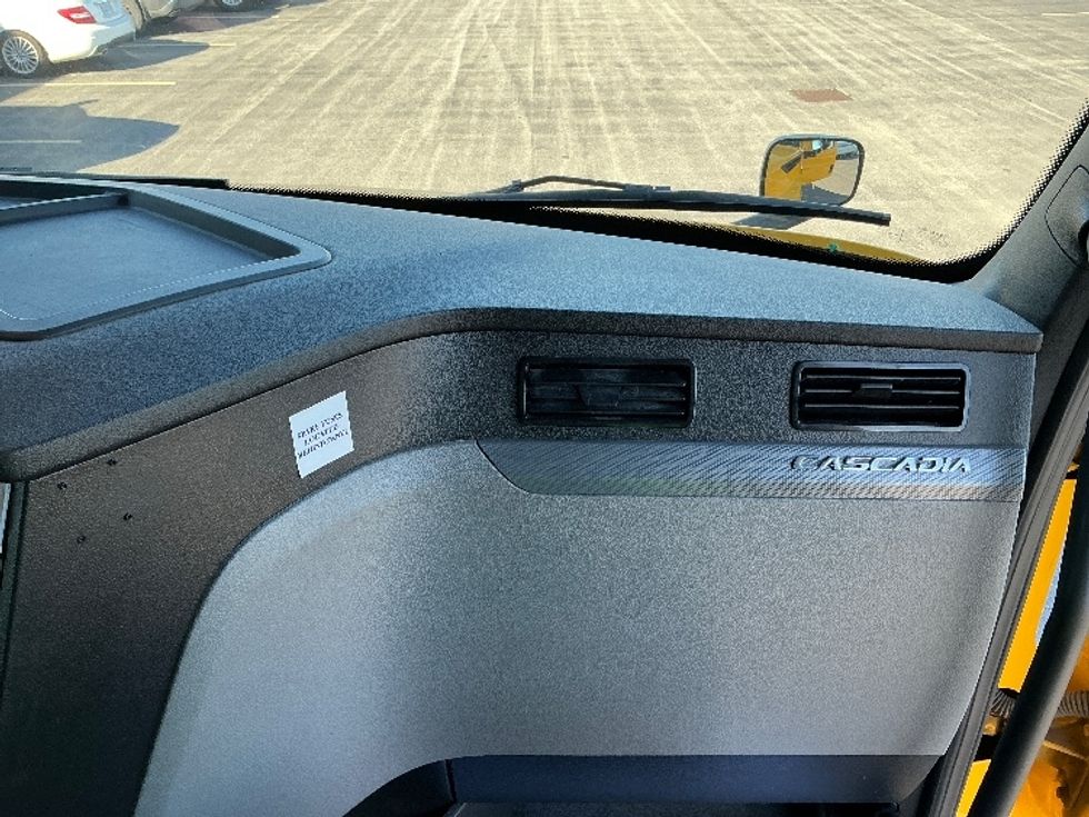 Sleeper Tractor-Heavy Duty Tractors-Freightliner-2022-T12664ST-Stoney Creek-ON-525,763\n\t\tkm-$ 107,250 - Image 14