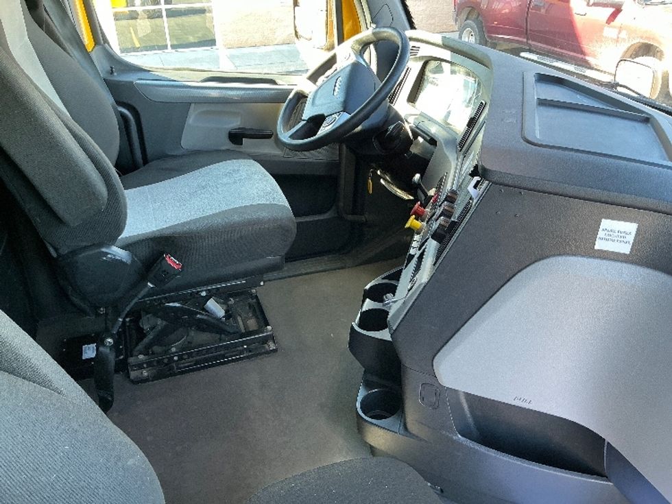 Sleeper Tractor-Heavy Duty Tractors-Freightliner-2022-T12664ST-Stoney Creek-ON-525,763\n\t\tkm-$ 107,250 - Image 15