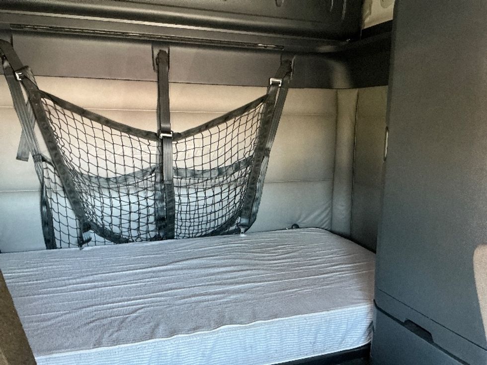 Sleeper Tractor-Heavy Duty Tractors-Freightliner-2022-T12664ST-Stoney Creek-ON-525,763\n\t\tkm-$ 107,250 - Image 16