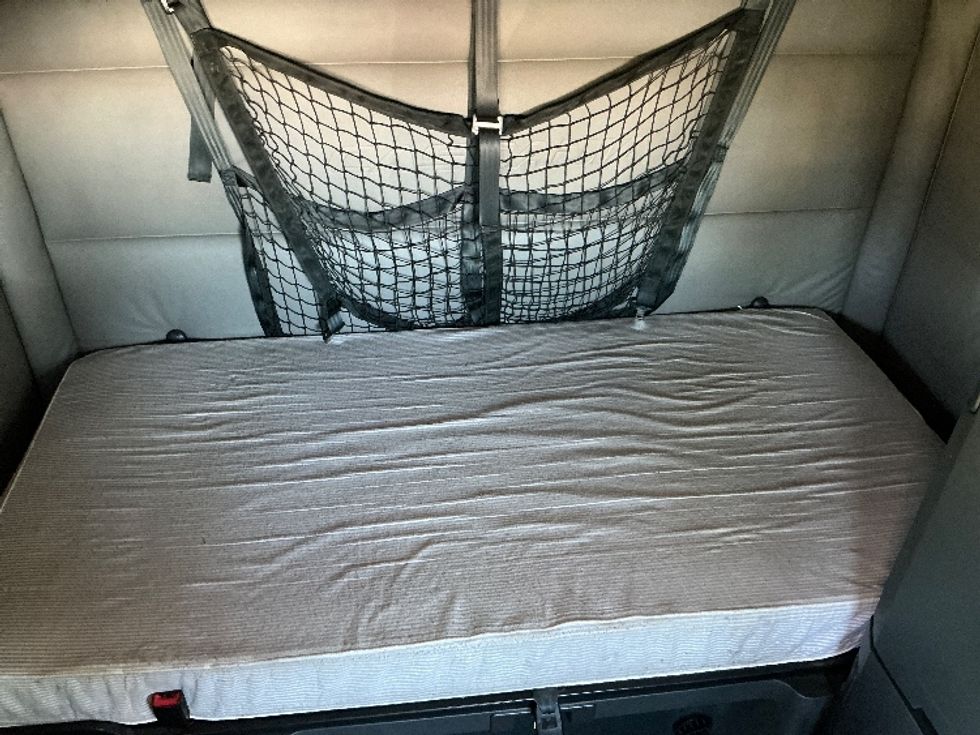 Sleeper Tractor-Heavy Duty Tractors-Freightliner-2022-T12664ST-Stoney Creek-ON-525,763\n\t\tkm-$ 107,250 - Image 17