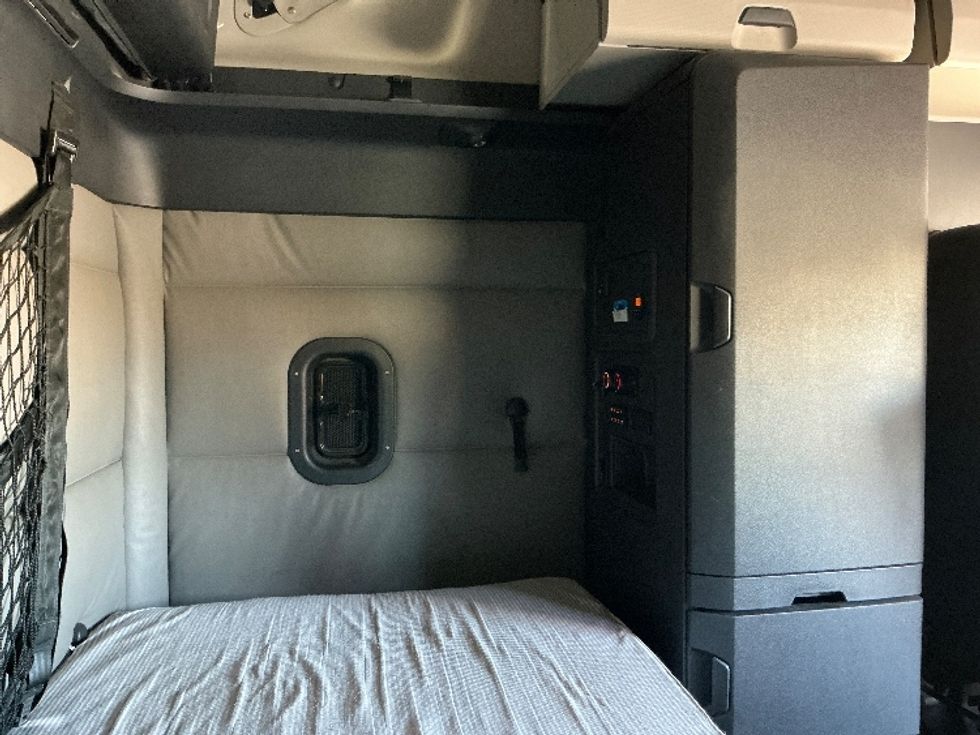 Sleeper Tractor-Heavy Duty Tractors-Freightliner-2022-T12664ST-Stoney Creek-ON-525,763\n\t\tkm-$ 107,250 - Image 18