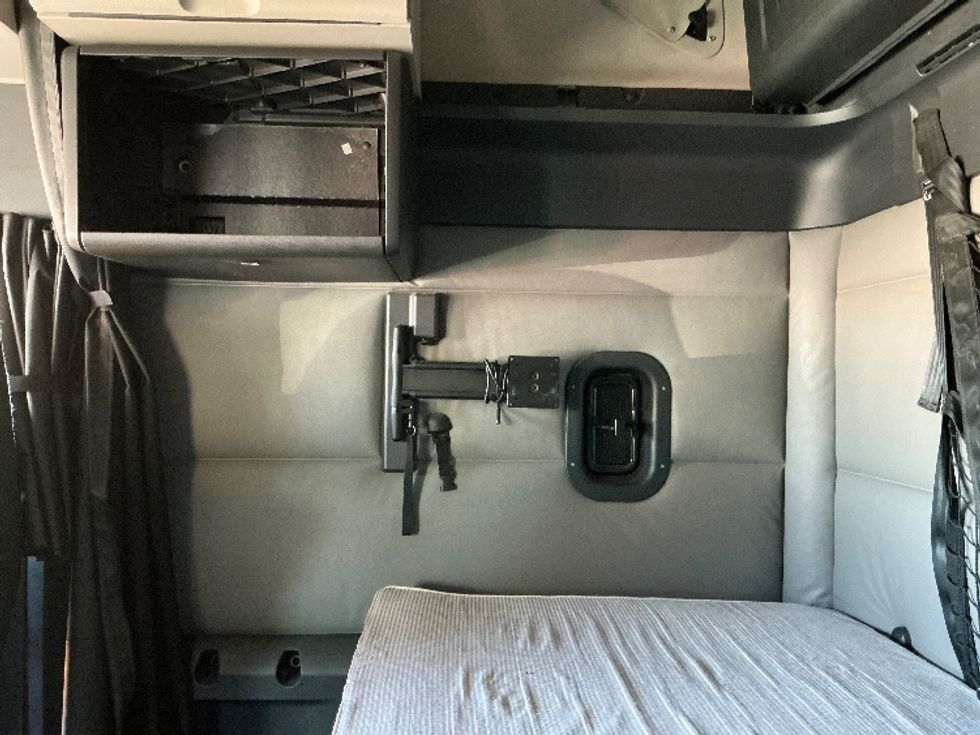 Sleeper Tractor-Heavy Duty Tractors-Freightliner-2022-T12664ST-Stoney Creek-ON-525,763\n\t\tkm-$ 107,250 - Image 19