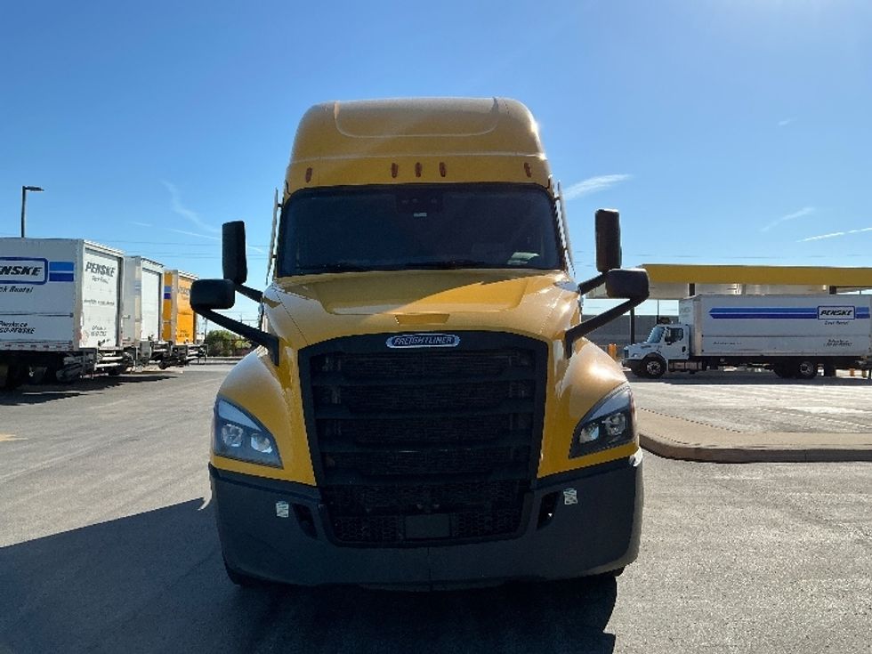 Sleeper Tractor-Heavy Duty Tractors-Freightliner-2022-T12664ST-Stoney Creek-ON-525,763\n\t\tkm-$ 107,250 - Image 2