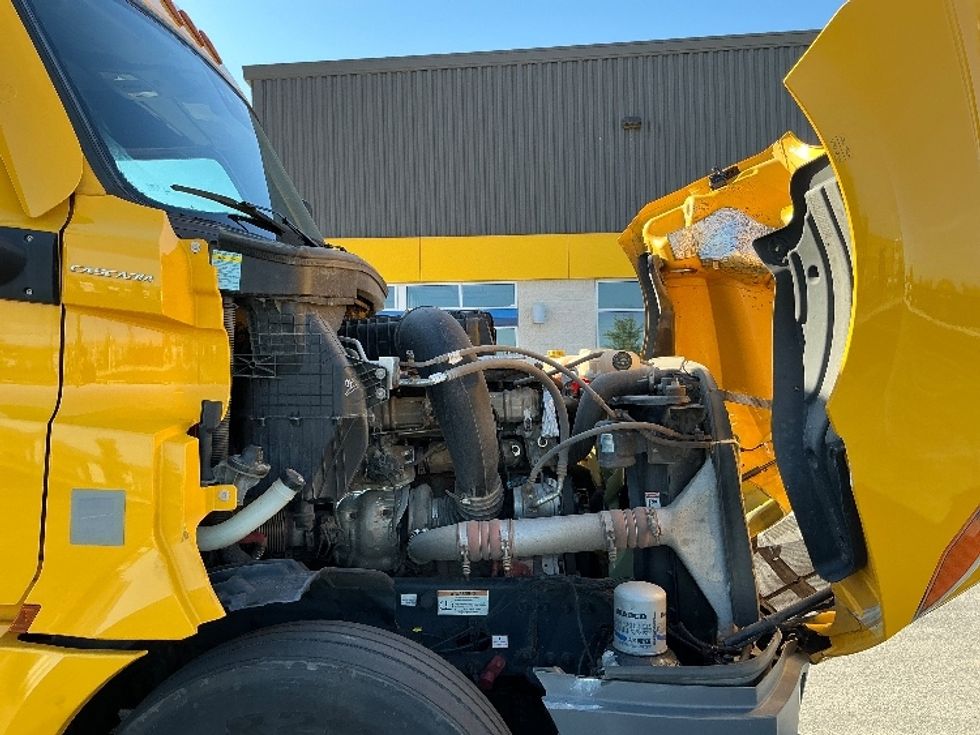 Sleeper Tractor-Heavy Duty Tractors-Freightliner-2022-T12664ST-Stoney Creek-ON-525,763\n\t\tkm-$ 107,250 - Image 20