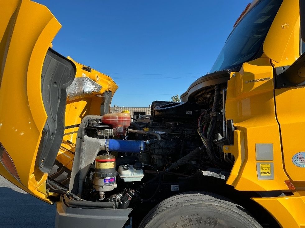 Sleeper Tractor-Heavy Duty Tractors-Freightliner-2022-T12664ST-Stoney Creek-ON-525,763\n\t\tkm-$ 107,250 - Image 21