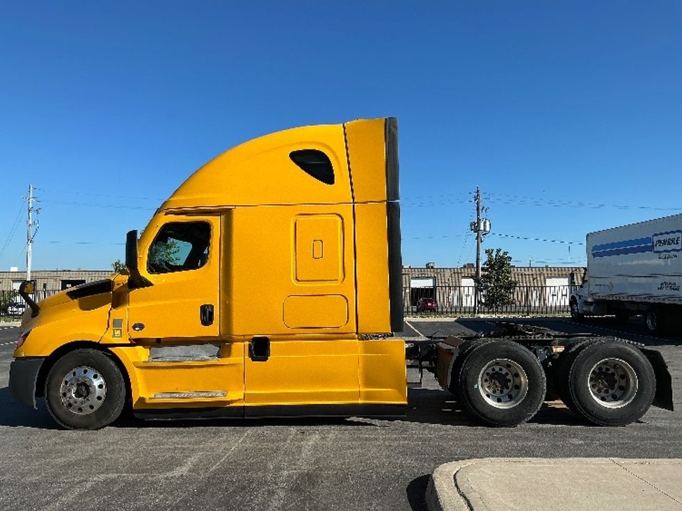 Sleeper Tractor-Heavy Duty Tractors-Freightliner-2022-T12664ST-Stoney Creek-ON-525,763\n\t\tkm-$ 107,250 - Image 4