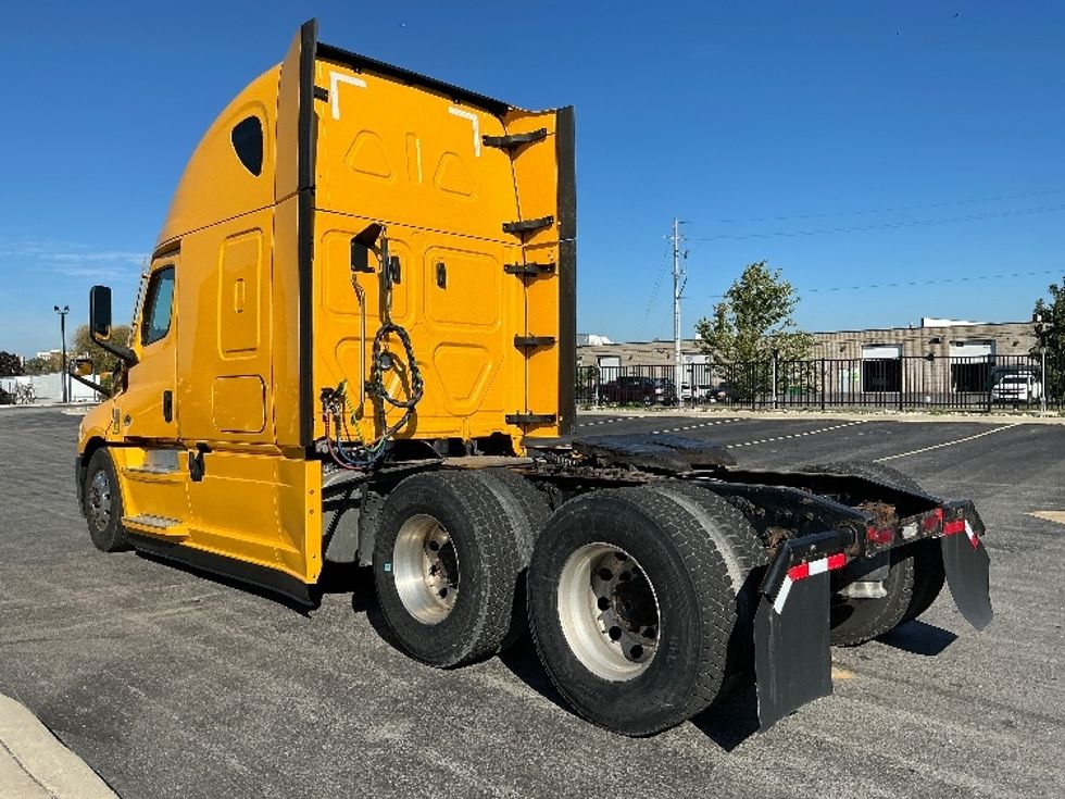 Sleeper Tractor-Heavy Duty Tractors-Freightliner-2022-T12664ST-Stoney Creek-ON-525,763\n\t\tkm-$ 107,250 - Image 5