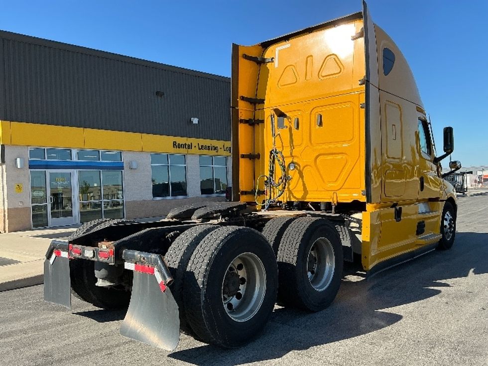 Sleeper Tractor-Heavy Duty Tractors-Freightliner-2022-T12664ST-Stoney Creek-ON-525,763\n\t\tkm-$ 107,250 - Image 7