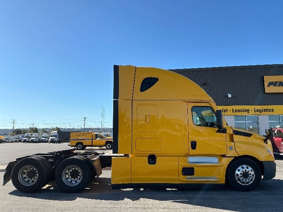 Sleeper Tractor-Heavy Duty Tractors-Freightliner-2022-T12664ST-Stoney Creek-ON-525,763\n\t\tkm-$ 107,250 - Image 8