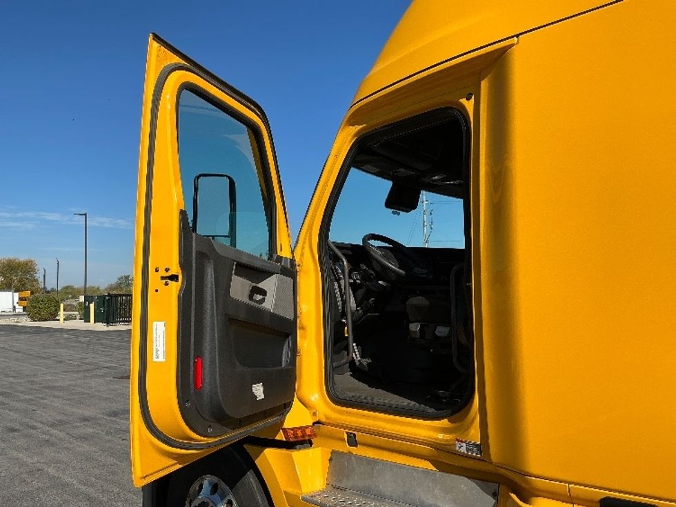 Sleeper Tractor-Heavy Duty Tractors-Freightliner-2022-T12664ST-Stoney Creek-ON-525,763\n\t\tkm-$ 107,250 - Image 9