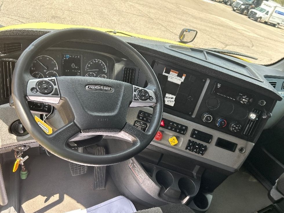 Sleeper Tractor-Heavy Duty Tractors-Freightliner-2022-T12664ST-Sturtevant-WI-294,238\n\t\tmiles-$ 83,000 - Image 11