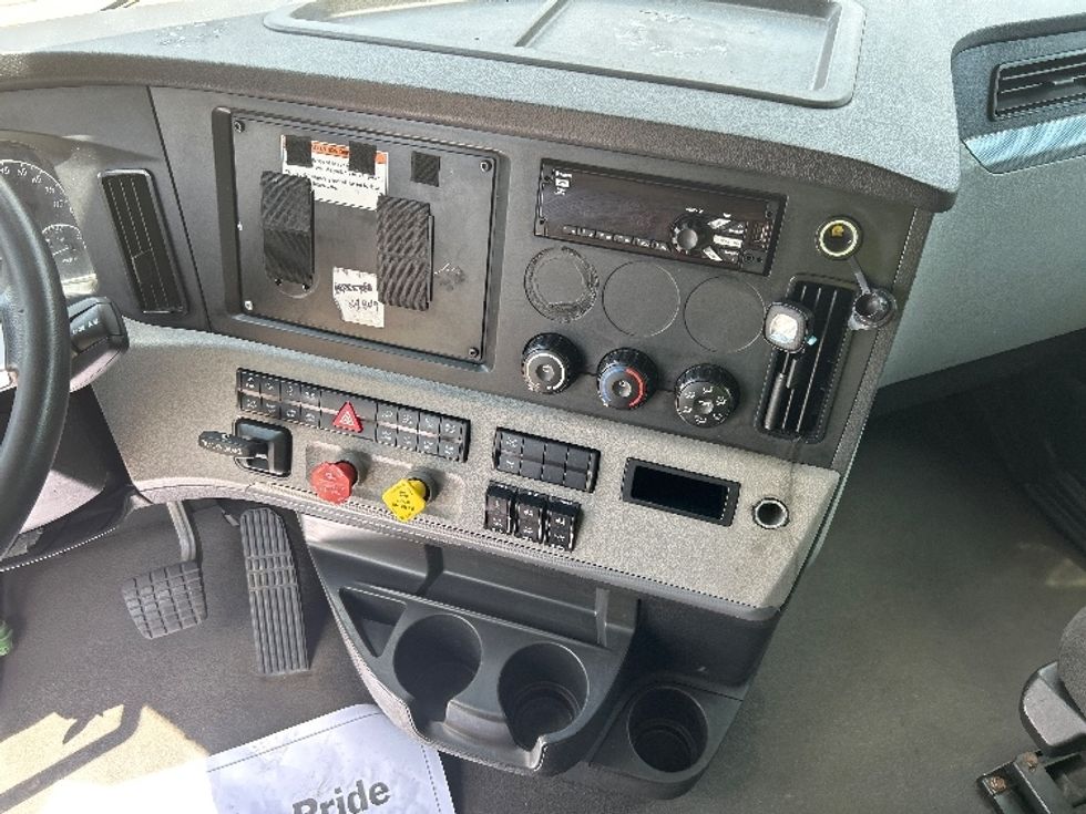 Sleeper Tractor-Heavy Duty Tractors-Freightliner-2022-T12664ST-Sturtevant-WI-294,238\n\t\tmiles-$ 83,000 - Image 12